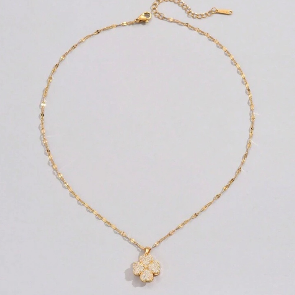 Elegant Gold Flower Pendant Necklace - Picture 5 of 6